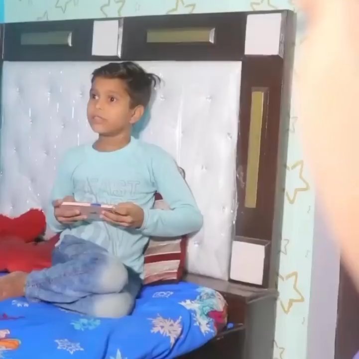 Ye Buddha Mere Beech Mein Bahut Bolta Hai Meme Video Download