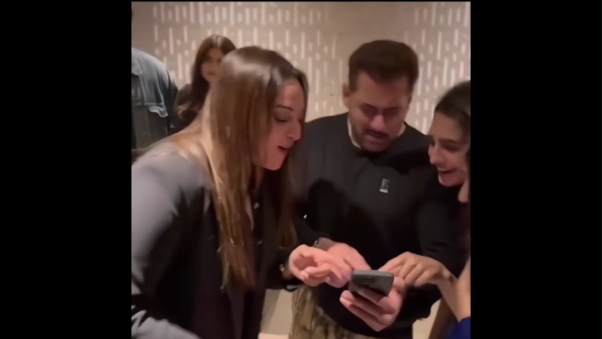 Salman Showing Something In Phone Memes Download